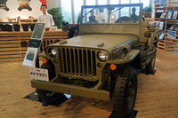 発表会の会場に展示されていた「ウィリス・ジープ」。戦後、ジープの商標はウィリス・オーバーランド社が所有していたが、度重なる買収劇や合従連衡を経て、今ではFCAのものとなっている。（写真＝webCG）