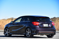 「メルセデス・ベンツA250 シュポルト 4MATIC」のリアビュー。力感あふれるキャラクターラインが目を引く。
    