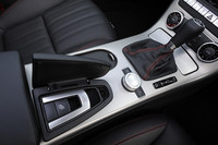 ルーフの開閉スイッチは従来とほぼ同じ場所にある。SLK史上、最も高級感のあるスイッチである。