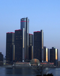 ルネサンス・センターの各タワーは、新型が発表された「シボレー・コルベット」のエンブレムとともにレッドに輝いていた。