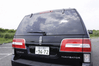 リアゲートは電動開閉式。手動でウインドウ部のみを開くことも可能。
クリックするとシートアレンジのさまが見られます。