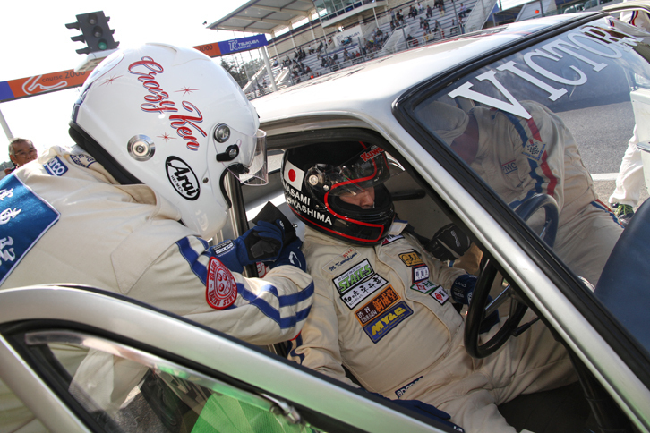 桑島さんのシートベルト装着を剣さんが手伝う。