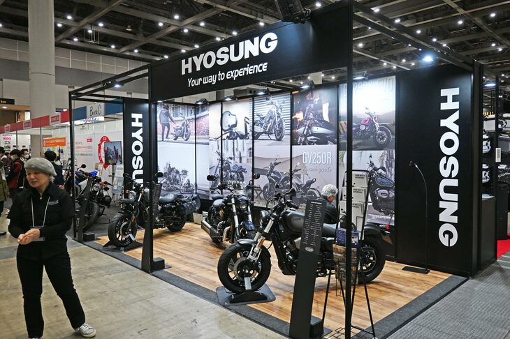 「東京モーターサイクルショー2024」より、ヒョースンのブースの様子。