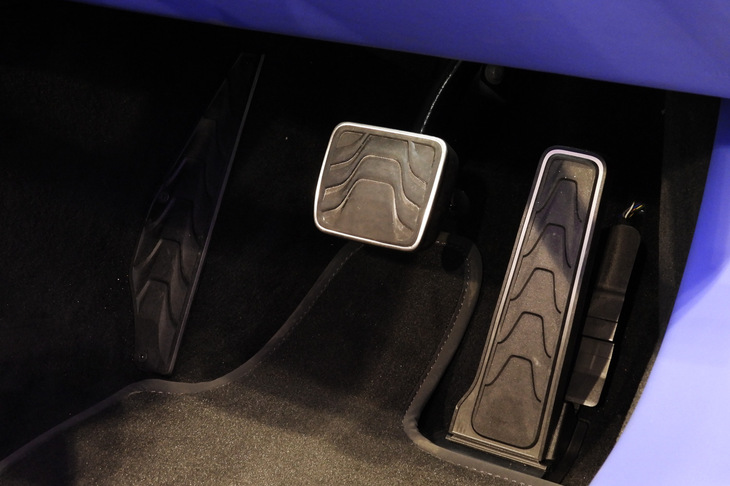 アストンマーティン・ヴァンキッシュ ヴォランテ（アクセル／ブレーキペダル）