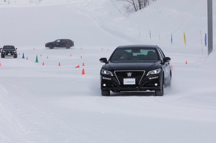 試走会は北海道・士別のテストコースと、その周辺の一般道で実施。日本は、世界的に見ても冬の路面環境が厳しい国として知られており、ミシュランも冬用タイヤの開発を日本で行っている。