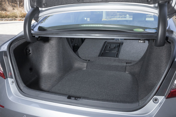 荷室容量は573リッター。これは現行ハイブリッドセダンの中でトップとなる数値だという。後席背もたれを前方に倒して積載量を増やせるほか、中央部にはスキーホールも備わる。