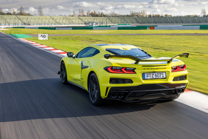 標準モデルの「コルベット クーペ」と同様、ルーフは取り外し可能で、レーシングカーの遺伝子を受け継ぎながら、日常的な使用にも十分耐えうる仕様となっている。