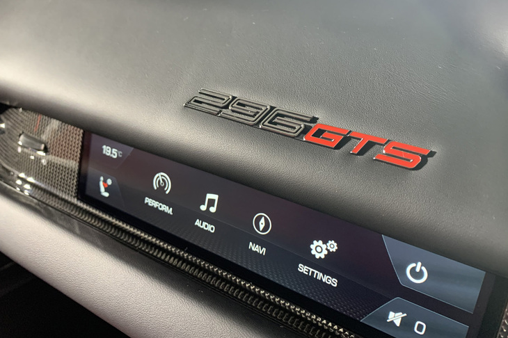 助手席側のダッシュボードには、速度やエンジン回転数が表示されるパッセンジャーディスプレイも組み込まれる。