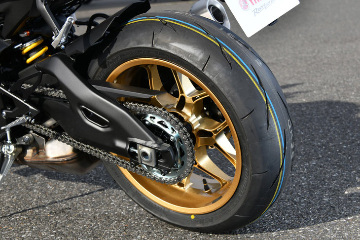 タイヤには「YZF-R1」のハンドリングに合わせて最適化された「ブリヂストン・バトラックス レーシングストリートRS11」を採用。操縦安定性を重視し、マグネシウム製のホイールが組み合わされる。