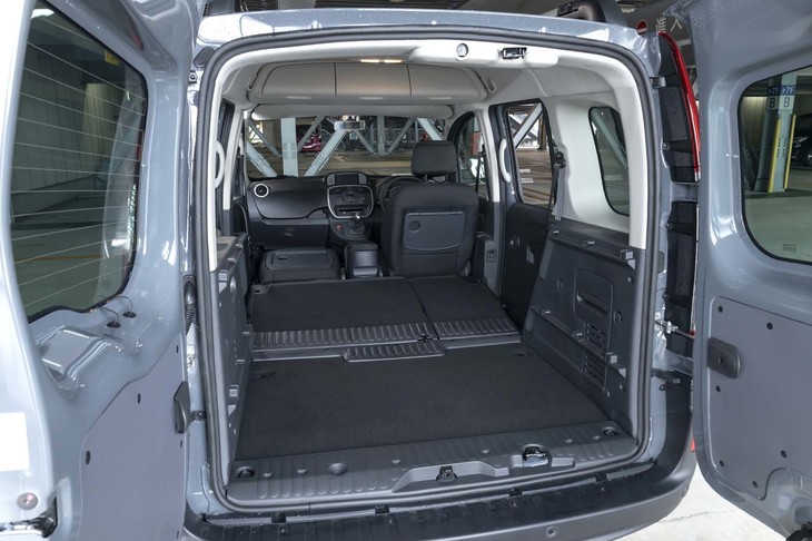 後席の背もたれはもちろん、助手席の背もたれも前に倒して収納スペースに充てることができる。