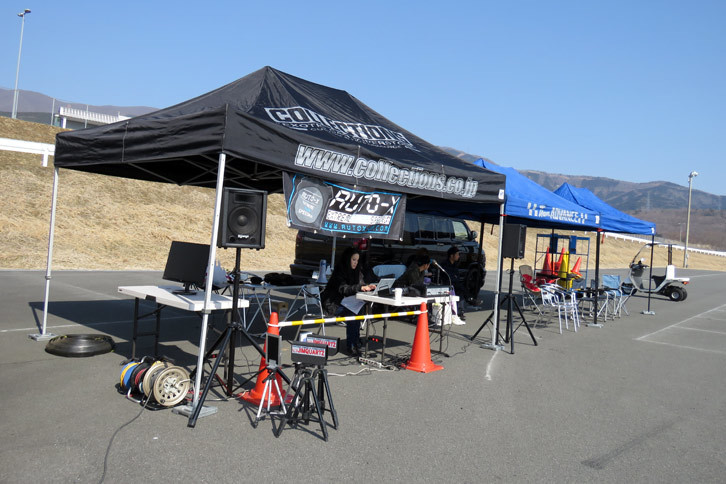 会場に立てられていたオートクロス事務局のテント。タイム計測用の光電管や、参加者の記録が表示されるモニターなどが用意されていた。