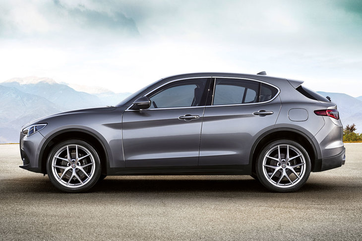 「ステルヴィオ」のサイドビュー。凹凸の組み合わせや、ショルダーラインの傾き具合など、そのデザインは「ジュリア」に準じたものだ。