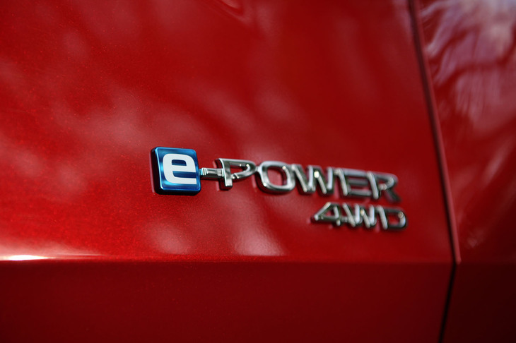【日産ノート オーラNISMOチューンドe-POWER 4WDのスペック】
	ボディーサイズ：全長×全幅×全高＝4120×1735×1505mm／ホイールベース：2580mm／車重：1390kg／駆動方式：4WD／エンジン：1.2リッター直3 DOHC 12バルブ／フロントモーター：交流同期電動機／リアモーター：交流同期電動機／エンジン最高出力：82PS（60kW）/6000rpm／エンジン最大トルク：103N・m（10.5kgf・m）/4800rpm／フロントモーター最高出力：136PS（100kW）/3183-8500rpm／フロントモーター最大トルク：300N・m（30.6kgf・m）/0-3183rpm／リアモーター最高出力：82PS（60kW）/3820-1万0024rpm／リアモーター最大トルク：150N・m（15.3kgf・m）/0-3820rpm／タイヤ：（前）205/50ZR17 93W／（後）205/50ZR17 93W（ミシュラン・パイロットスポーツ4）／燃費：--km/リッター／価格：347万3800円
	
	【取材時の燃費データ】
	テスト距離：226.0km（市街地1：高速道路8：山岳路1）／使用燃料：17.4リッター（レギュラーガソリン）／参考燃費：13.0km/リッター（満タン法）／13.5km/リッター（車載燃費計計測値）