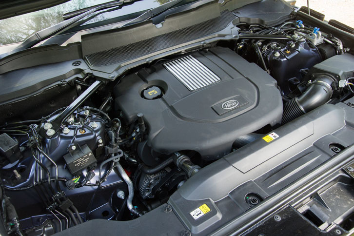 258psと600Nmを発生する3リッターV6ディーゼルターボエンジン。エンジンカバーにはディーゼルであることを示す記号はない。