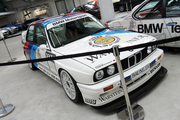DTM（ドイツツーリングカー選手権）などで活躍した、E30世代の「BMW M3」。このカラーリング、子供のころにプラモデルを作った記憶がある。