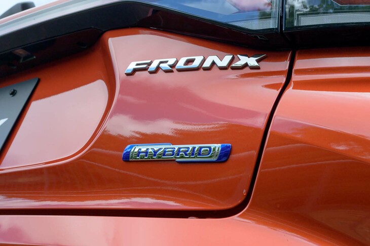 撮影車両にはマイルドハイブリッドの搭載車であることを示す、青い「HYBRID」バッジも貼られていた。
