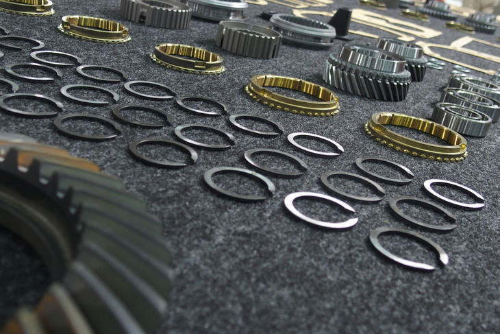 「トヨタ2000GT」の復刻部品。