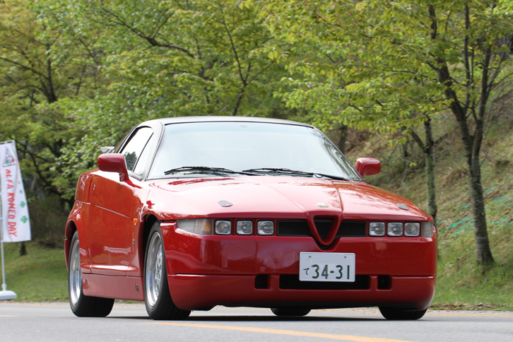 トランスアクスルレイアウトを持つ「75」をベースとするシャシーに個性的なザガート・ボディーを架装した、ES30の型式名を持つ2代目「SZ」（Sprint Zagatoの略）。