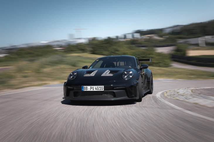 若干のカムフラージュが施されているが、エクステリアデザインはワイルドな印象。通常の「911 GT3」よりも大型のリアウイングが装着されている。