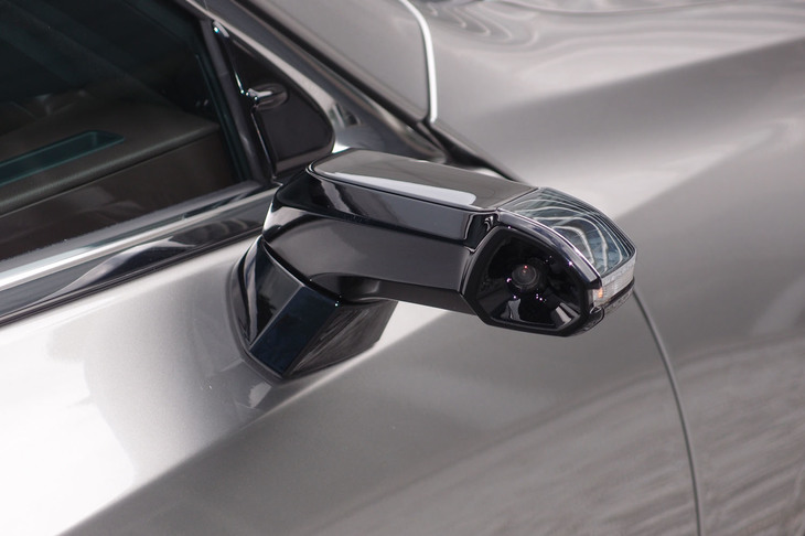 従来のサイドミラーに代わる「デジタルアウターミラー」は、新型「ES」のトピックのひとつ。広さや明暗の点で、鏡では映し出せない視界をドライバーに提供する。