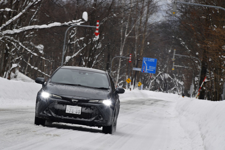 205/55R16サイズの「アイスガード7」（プリプロダクションモデル）が装着された「トヨタ・カローラ スポーツ」の4WD車で、北海道・旭川の一般道を試走。
