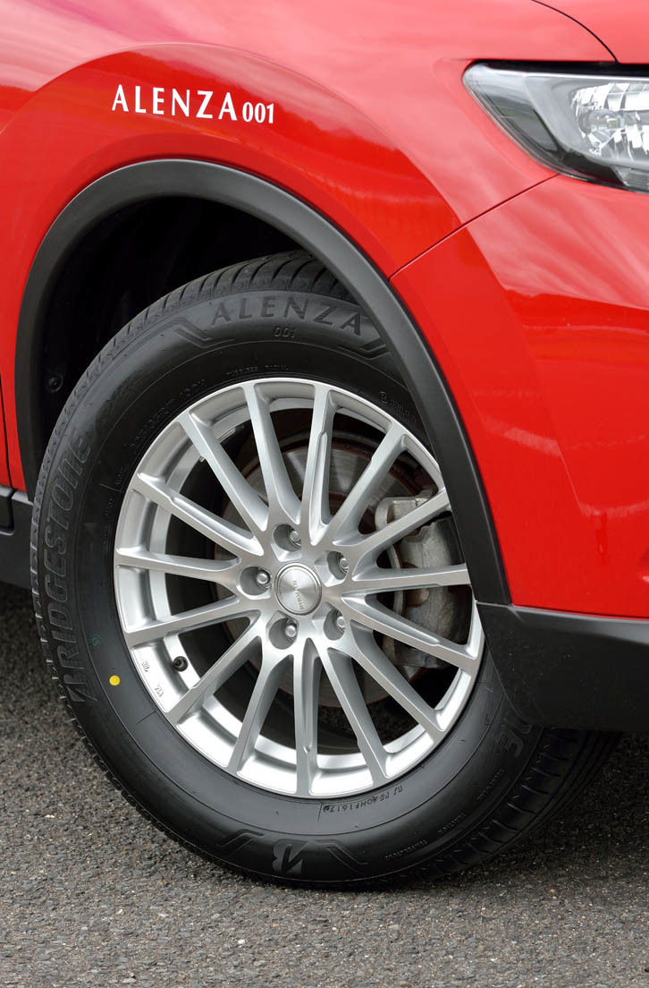 短時間ながらプレミアムSUV向けタイヤの「ブリヂストン・アレンザ001」を試す時間も用意された。