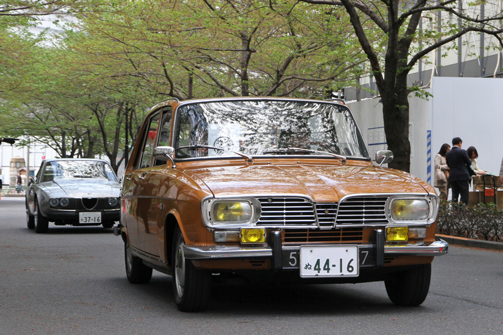 待機場所である江戸桜通りにやってきた1969年「ルノー16」と1970年「アルファ・ロメオ・ジュニア ザガート」。