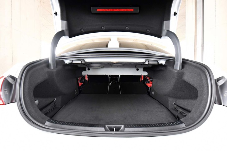 長尺物の積載には、3分割式の後席の背もたれを倒すことで対応できる。