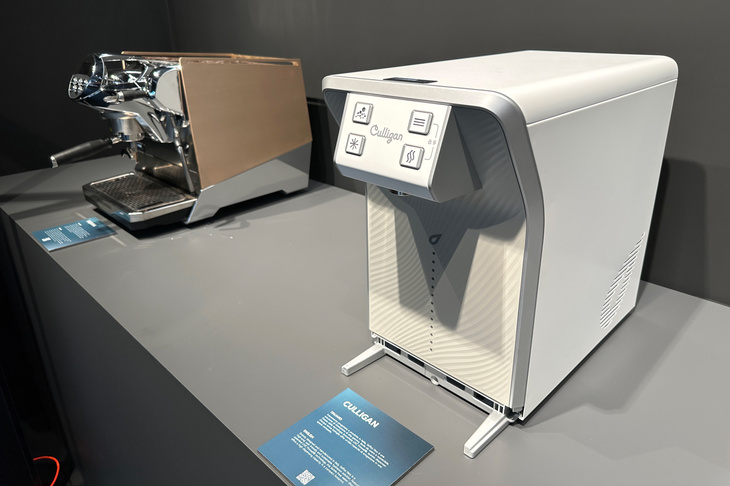 プロダクトデザイン部門の近作から。家庭用スパークリングウオーターサーバー「キュリガン・セルフィッツ・ネオ」（2023年）。奥はエスプレッソマシン「ファエミーナ」（2021年）。