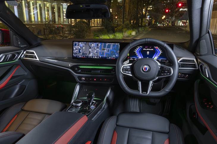 コンフィギュレーターによればインテリアトリムはカーボンパネルのみに限られるようだ。アルピナらしいウッドパネルが選べないのは寂しいが、スポーティーさとラグジュアリーさをうまく両立している。