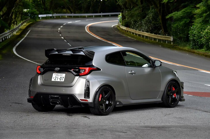 【TOM’S GRヤリスのスペック】
	ボディーサイズ：全長×全幅×全高＝3995×1805×1455mm／ホイールベース：2560mm／車重：1290kg／駆動方式：4WD／エンジン：1.6リッター直3 DOHC 12バルブ ターボ／トランスミッション：6段MT／最高出力：300PS（200kW）/5800rpm／最大トルク：412N・m（42.0kgf・m）/3000-3800rpm／タイヤ：（前）255/35R18 94W XL／（後）255/35R18 94W XL（ブリヂストン・ポテンザRE-71RS）／燃費：--km/リッター／価格：829万円
	
	【取材時の燃費データ】
	テスト距離：247.9km（市街地2：高速道路5：山岳路3）／使用燃料：27.6リッター（ハイオクガソリン）／参考燃費：9.0km/リッター（満タン法）／8.6km/リッター（車載燃費計計測値）