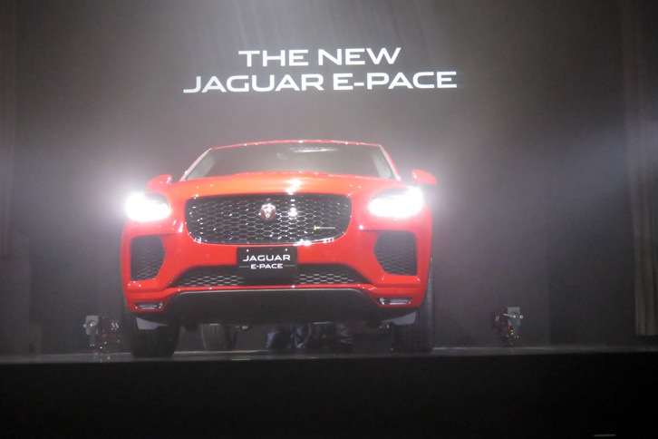 “ベビー・ジャガー”こと「ジャガーEペース」。ラインナップ上は「Fペース」の下に位置するコンパクトSUVという扱いだが、凝縮感のある全幅1.9mのボディーは、十分に堂々として見える。