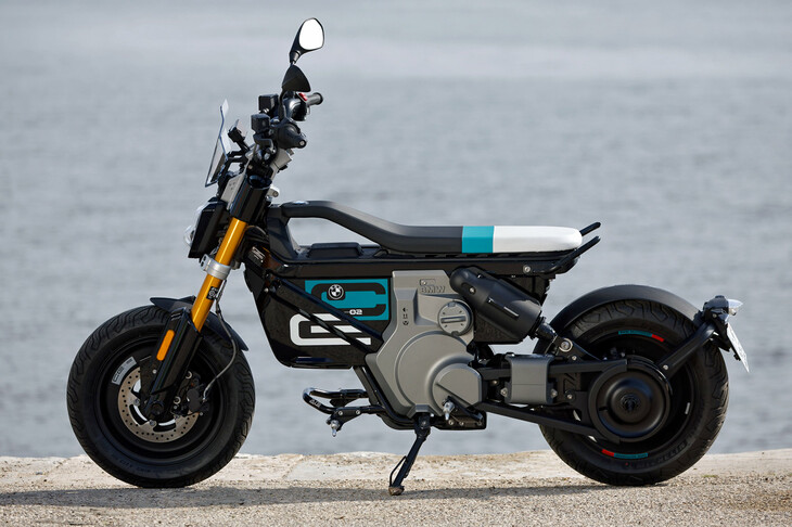 「CE 02」は、車両骨格にねじり剛性の高い鋼管製のダブルループフレームを採用。フロントにはφ37mmの倒立テレスコピックフォークを、リアには鋳造アルミ製の片持ちスイングアームとダイレクトピボット式のショックアブソーバーを組み合わせる。