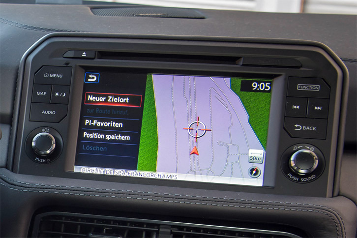 7インチから8インチに拡大されたインフォテインメントシステムのディスプレイ。ダイヤル式コントローラーの採用により、各種機能の操作スイッチが大幅に減らされた点も、2017年モデルの特徴である。