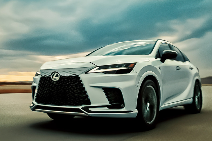 レクサスの新しいデザインコンセプトである「スピンドルボディー」を、いち早く導入して登場した現行型「レクサスRX」。