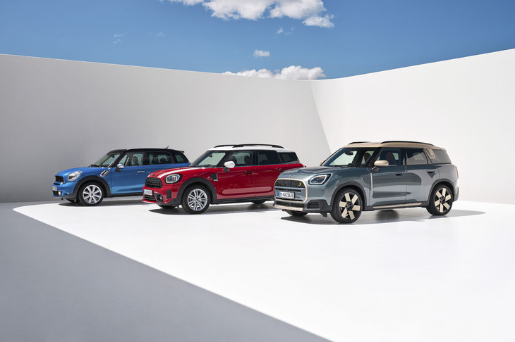 左から初代「MINIクロスオーバー」、2代目MINIクロスオーバー、そしてクロスオーバーから車名をグローバルネームに変更した同シリーズの3代目にあたる「MINIカントリーマン」。
