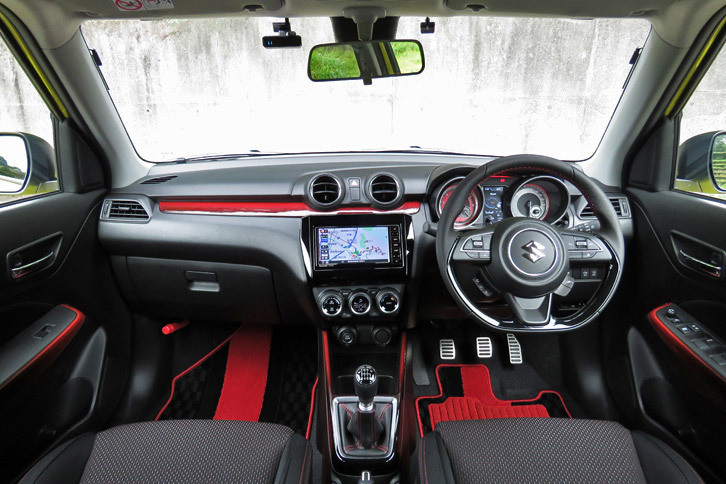 MT車のインテリア。ダッシュボードやドアコンソールに赤のグラデーションを施すなど、凝ったデザインとなっている。