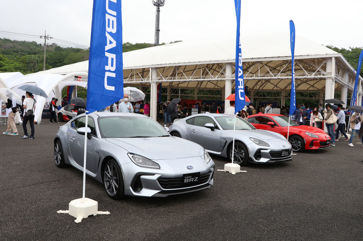 スバルは新型「BRZ」の標準車をずらりと展示。BRZはSTIおよび純正パーツ装着車こそ姿を見せていたが、基本的には標準車のみの展示となった。そのぶん、展示車のボディーカラーは豊富で、写真のシルバーとレッドに加え、デモランを披露したブルーと用品装着車のホワイトを出展。ホワイトとレッドしかなかった「トヨタGR 86」よりも多くの純正カラーを披露できた点で、来場者の将来のクルマ選びにより参考になったかも。