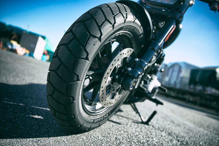 タイヤサイズはフロントが150/80-16、リアが180/70B16。フロントのサスペンションには130ｍｍのストロークを持つ新型の倒立フォークが用いられている。