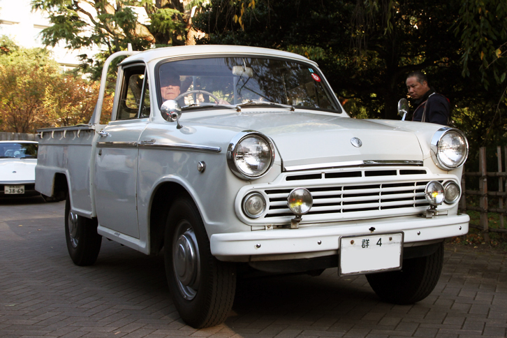 「ダットサン・トラック320」。初代310型「ブルーバード」に準じたデザインのダットラ。