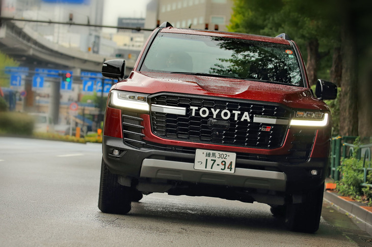 「GRスポーツ」は、専用の足まわりやドライブトレインにより、舗装路での走行安定性と悪路走破性を同時に高めたグレードである。