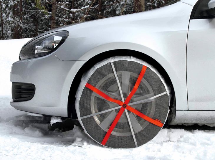 装着③残りの部分をかぶせれば完了。そののちに走りだせば、遠心力でヨレがなくなりタイヤにフィットするようになる。