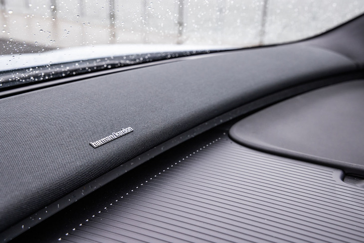 ダッシュボード上にharman/kardonのプレミアムサウンド・オーディオシステムが置かれる。いわゆるサウンドバータイプのワンユニットデザインが用いられ、9つのスピーカーで構成される。総出力は1040W。