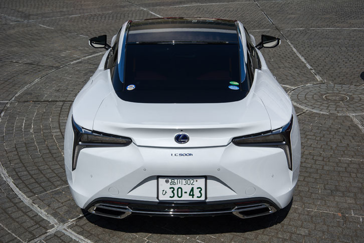 テールランプはマジックミラーのような構造になっており、ウインカーやブレーキランプが点灯したときだけ内部から光が浮かび上がる。通常時は写真のようにグレー一色となる。