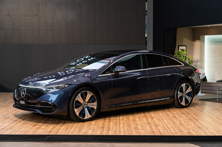 「EQS」は全長×全幅×全高＝5225×1925×1520mmとなる堂々たるボディーサイズが自慢。ホイールベースは3210mmで、これは「Sクラス」のロングホイールベース版とほぼ同じ。バッテリーには10年もしくは25万kmの性能保証（残容量70％）が付く。