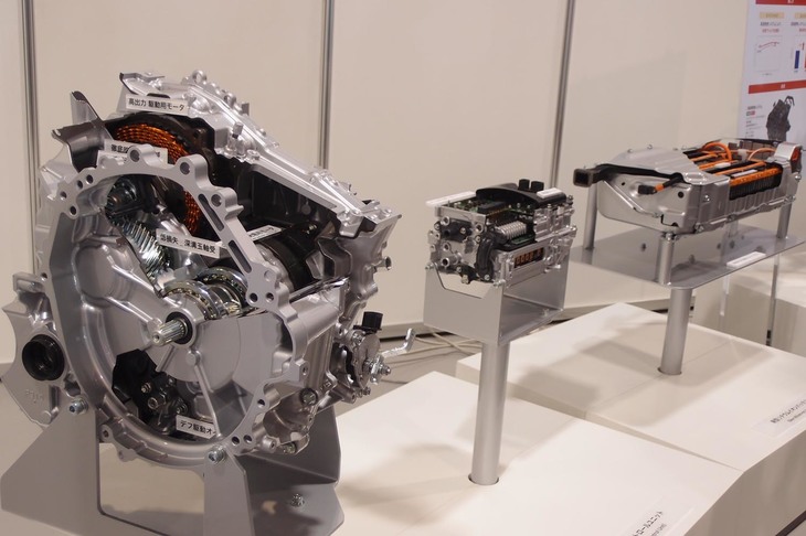 ハイブリッドシステムを構成する主要コンポーネンツ。いずれも新開発されたもので、写真左手前からトランスアクスル、パワーコントロールユニット、リチウムイオンバッテリー。