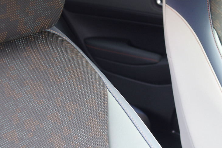 ホンダ・ヴェゼルe：HEV X HuNTパッケージ（フロントシート）