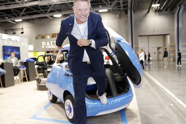 スイスを本拠とするマイクロモビリティー・システムズが企画し、イタリアで製造する「ミクロリーノ」。ヴィム・オウボター氏（写真）から手渡された名刺には、「創立者兼テストドライバー」というおちゃめな肩書が記されていた。