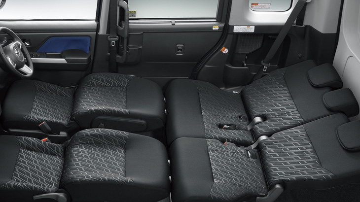 シートはフルフラットにも対応しており、車内で足を伸ばして仮眠をとることができる。