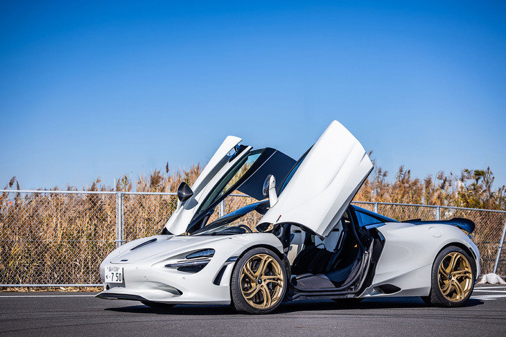 エクステリアでは、シュリンクラップド（包装）デザインと上方に開くディヘドラルドアを先代モデルから継承。カーボンタブの「モノケージII」と、その後方にエンジンを縦置きするというミドシップ後輪駆動レイアウトにも変更はない。